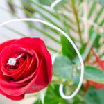 pierścionek z diamentem i róża